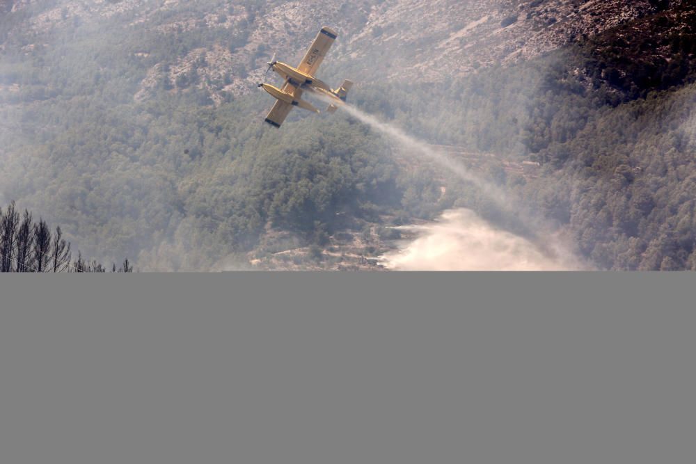 Los bomberos luchan contra el fuego en Guadalest