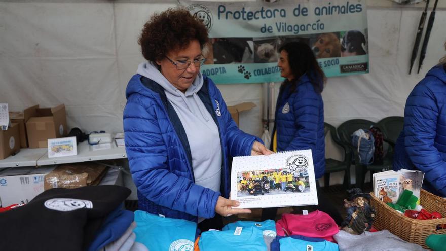 Una voluntaria
muestra el calendario
de 2026. | Noé Parga