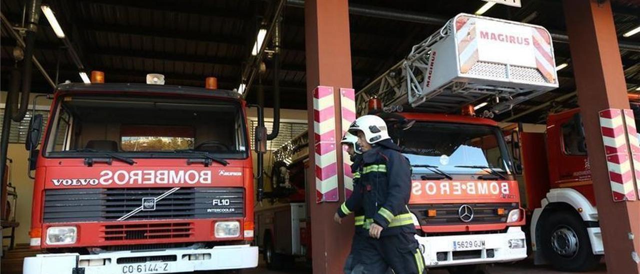 Efectivos de los bomberos en las instalaciones del SEIS, en una imagen de archivo.