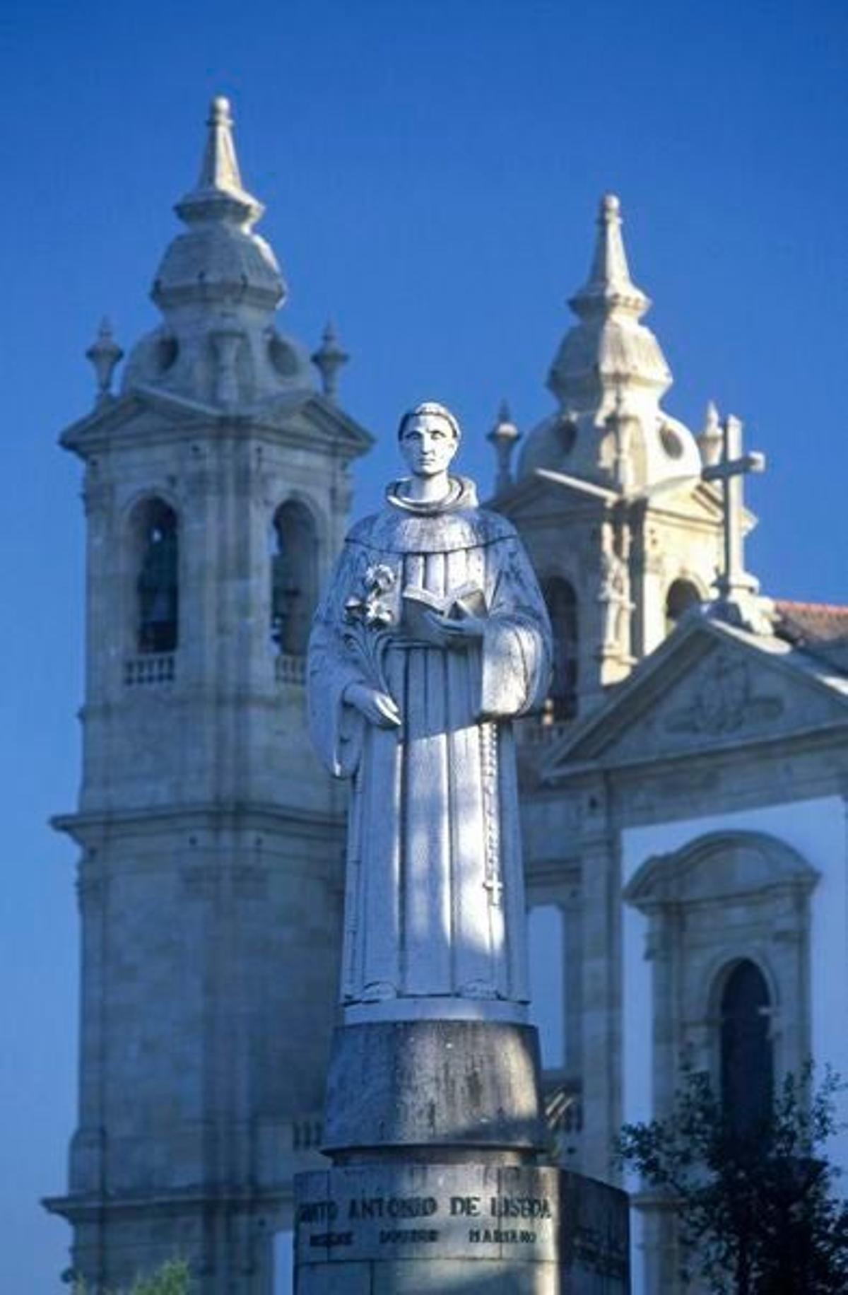 La estatua de San Antonio de Lisboa en el Santuario Sameiro