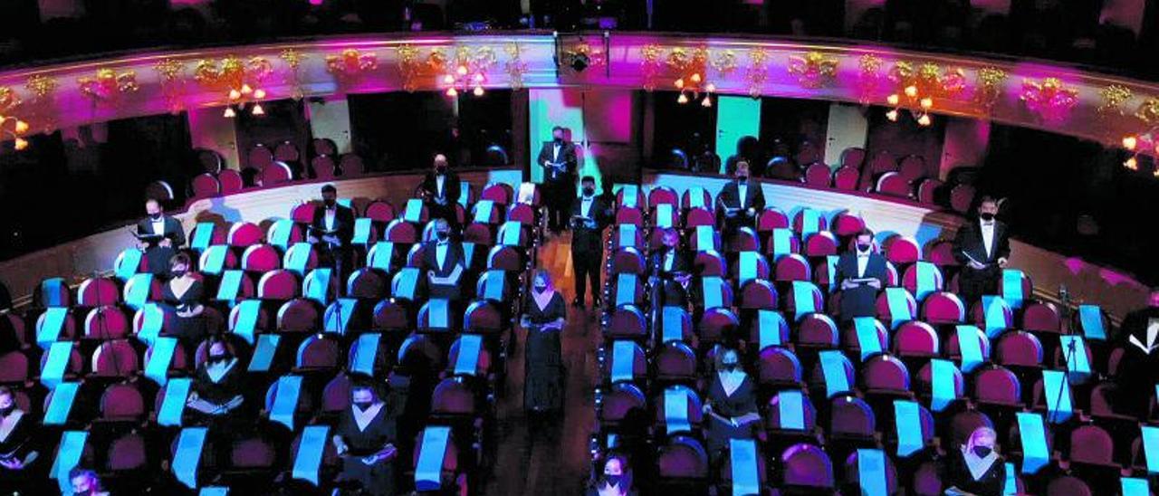 La Sala Gran del Teatre Principal con las bandas azules que delimitan el aforo por la covid.