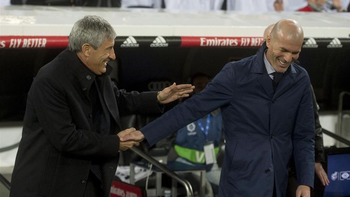 Setién y Zidane se saludan antes de empezar el clásico.