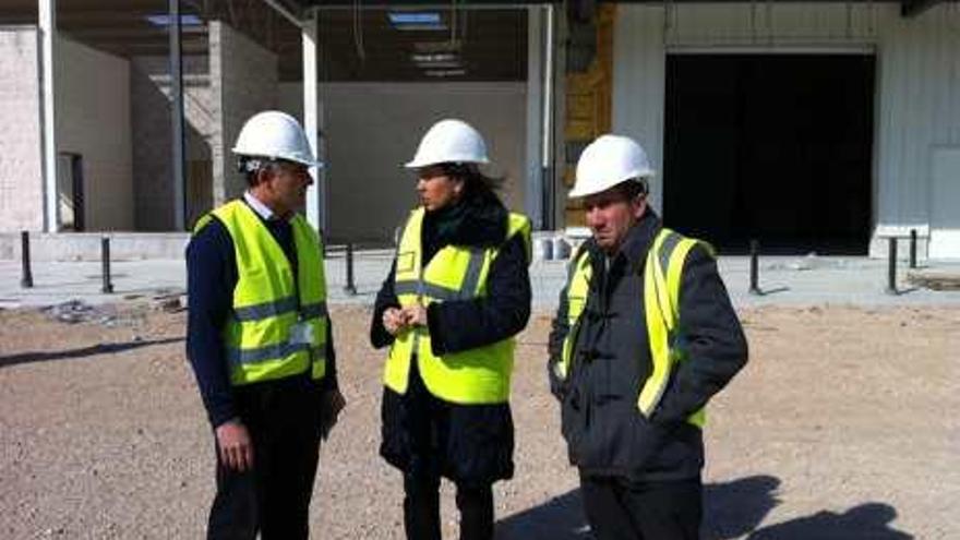 Alonso, entre el director del centro y el edil de Empleo.