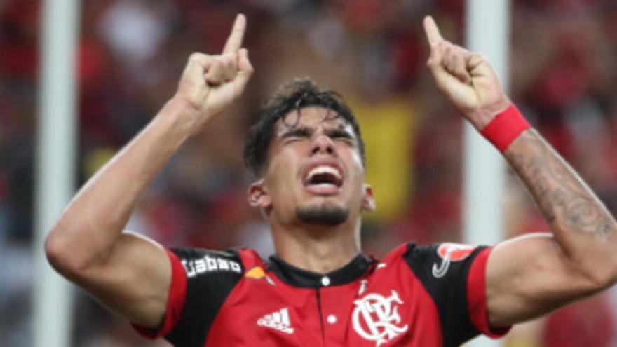 Puja por un jugador del Flamengo que controla el Valencia CF