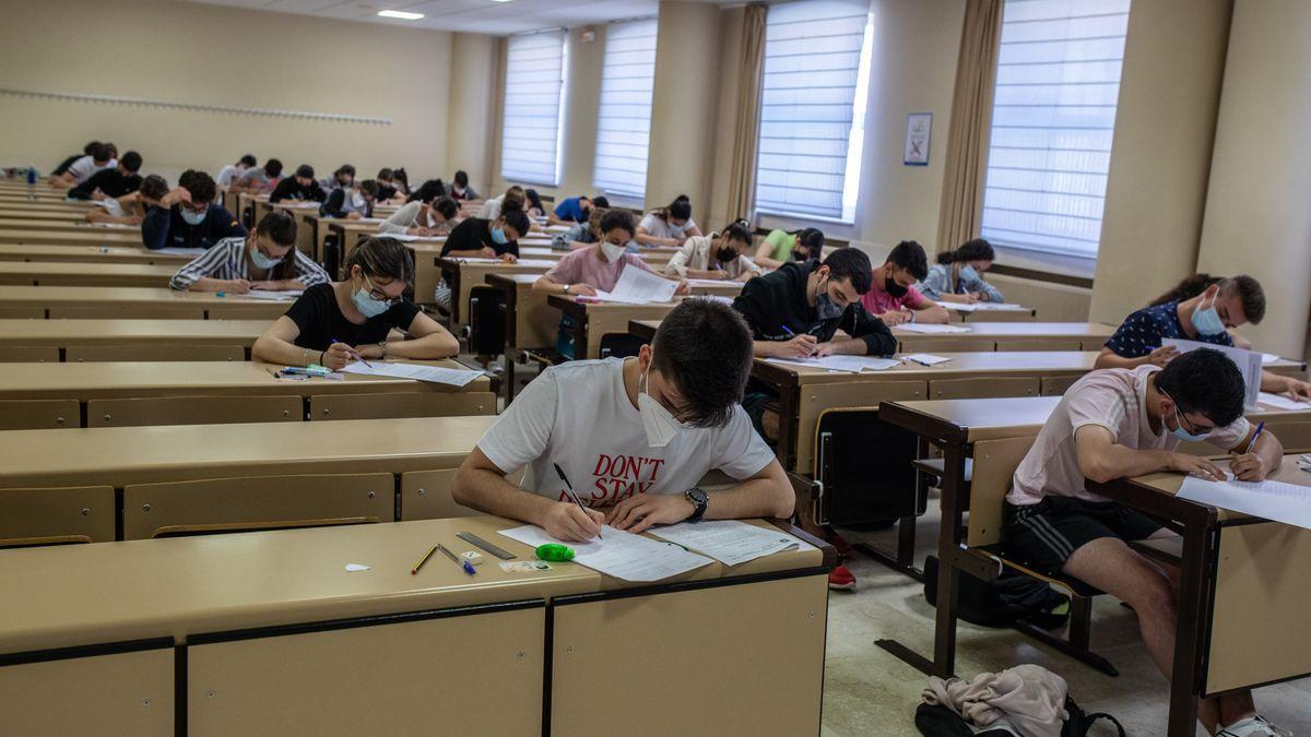 Alumnos durante un examen