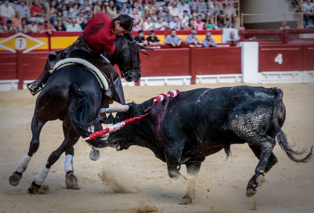 Con casi lleno en la plaza, en tarde fresca y apacible finalizó la Feria de Hogueras con la corrida de rejones