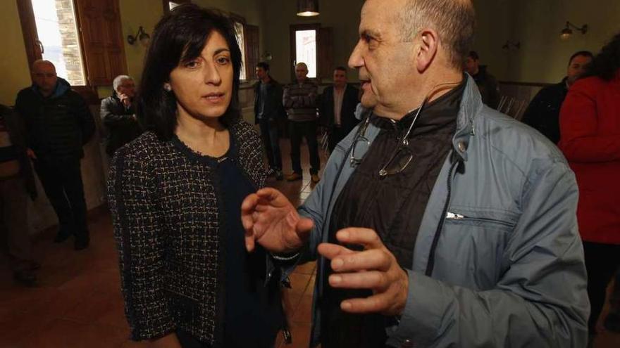 La conselleira de Medio Rural, Ángeles Vázquez, ayer, en una visita a una empresa forestal de Lugo.