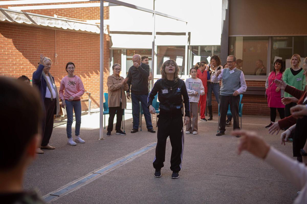 Juana Varela guía a algunos usuarios de la AFAV durante el taller.