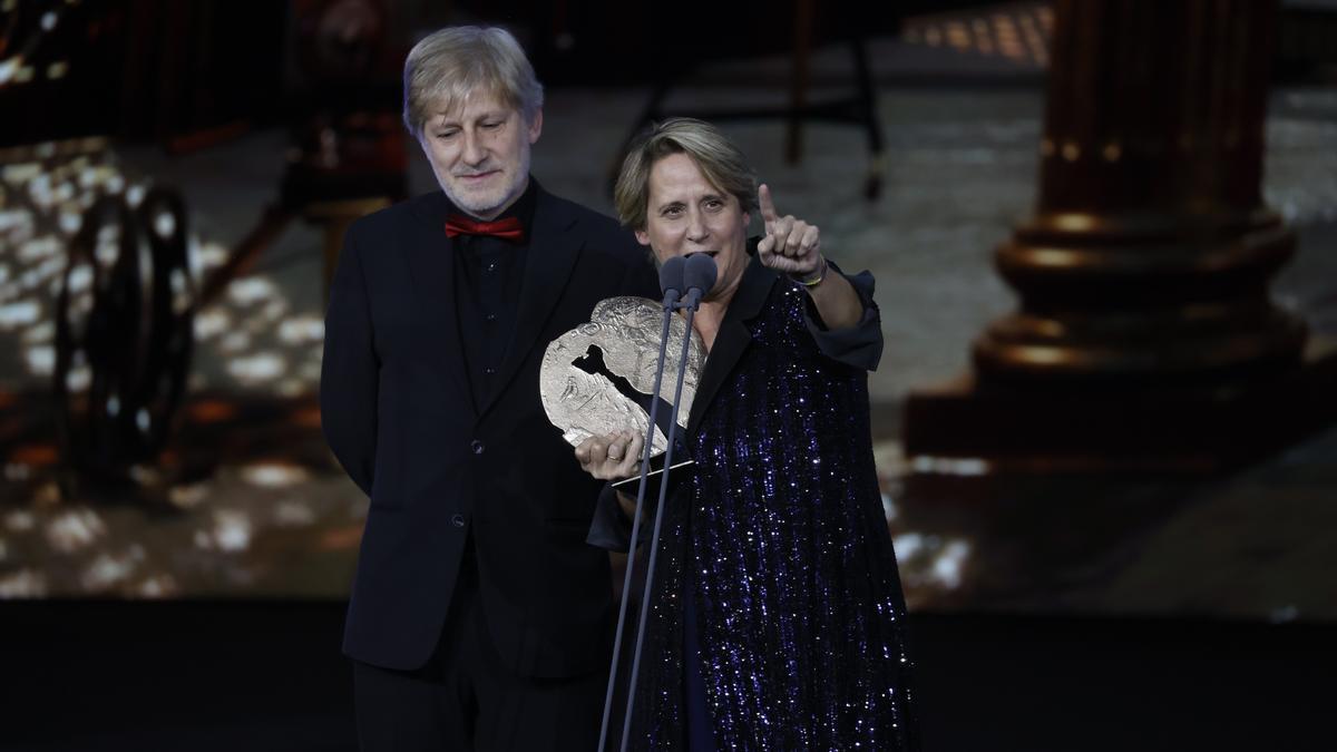 Gaizka Urresti y Paula Labordeta, recogiendo el Forqué por ‘Labordeta, un hombre sin más’.