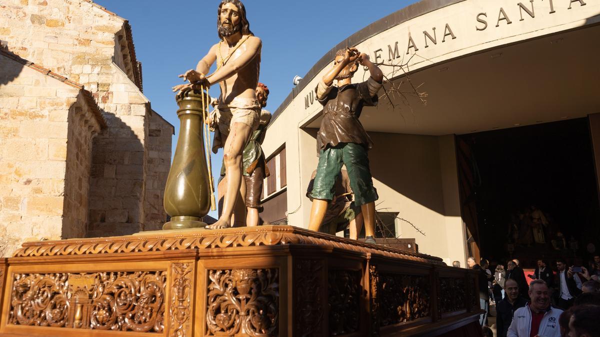 Salida de los pasos procesionales del Museo de Semana Santa de Zamora.