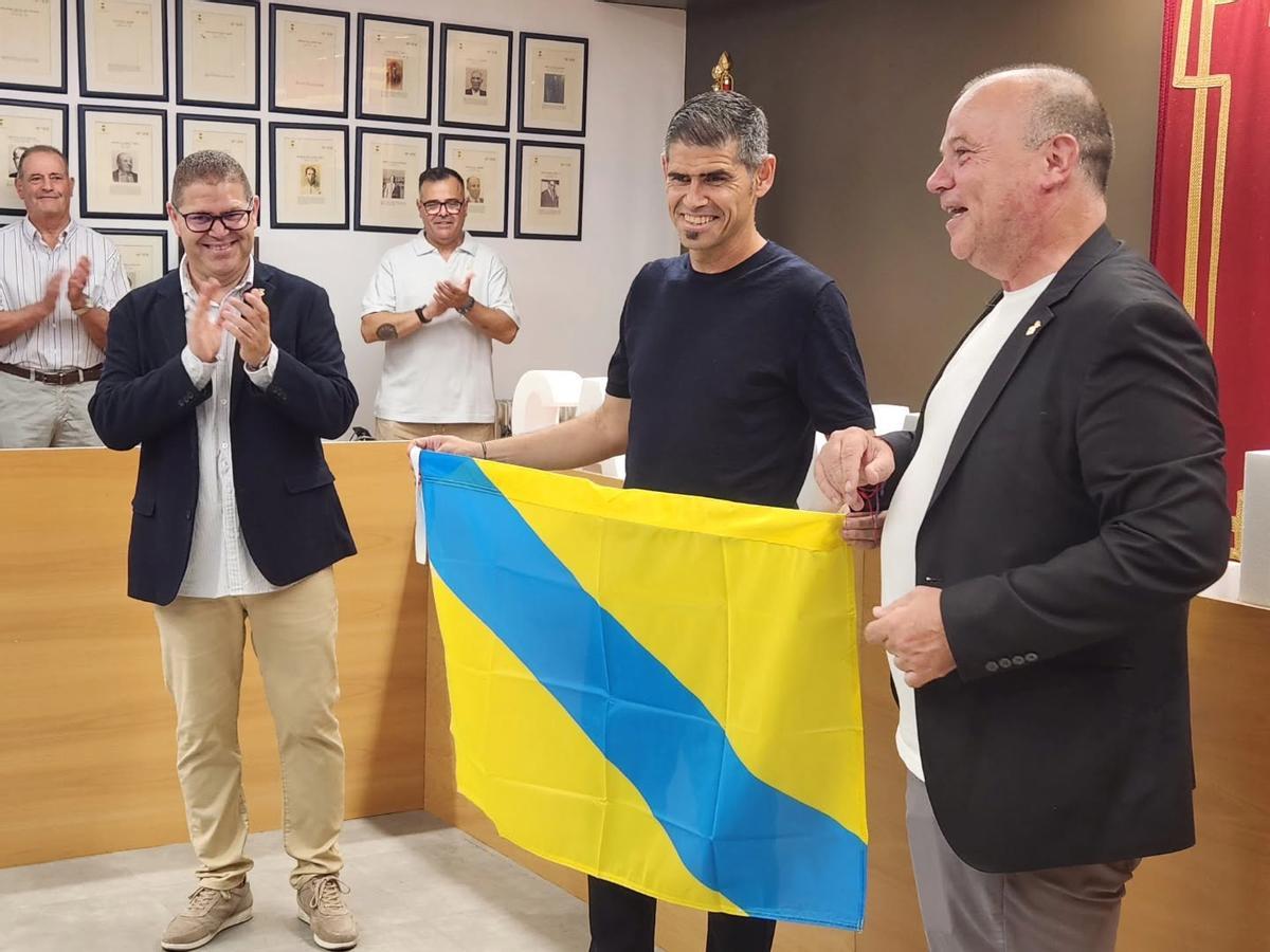 Antonio Hidalgo y el alcalde Emilio Cordero, con la bandera; a la derecha, su hermano Alberto