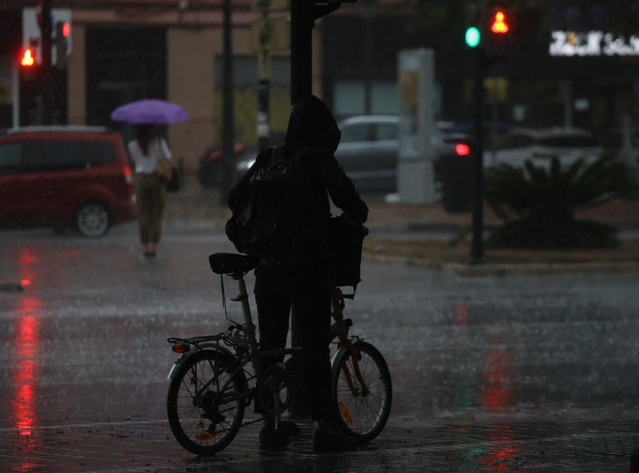 La lluvia descarga con fuerza en València