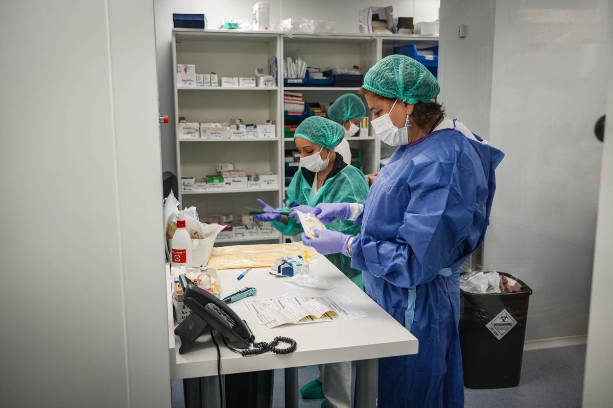Dos profesionales trabajando en el servicio del complejo pacense.