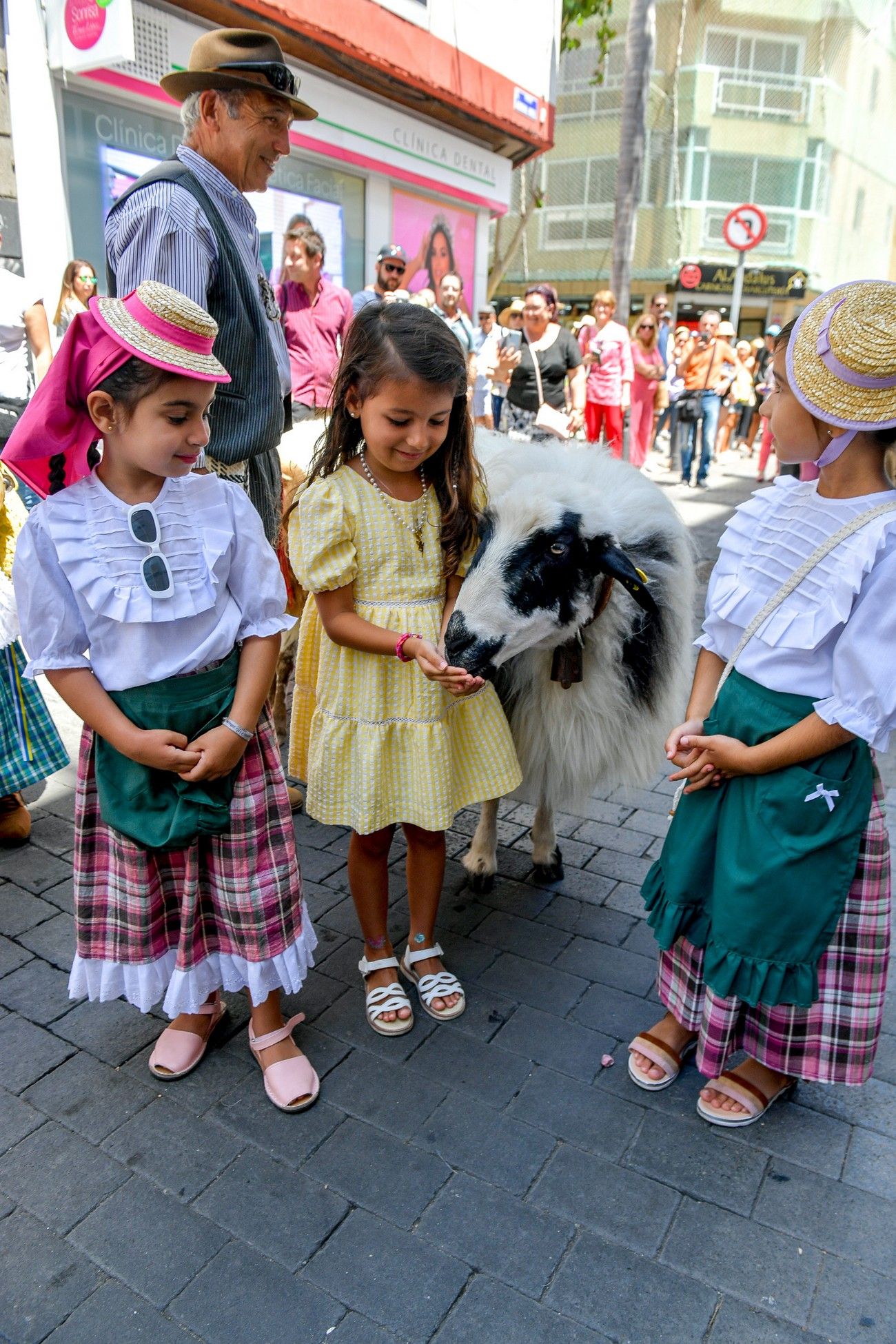 Una romería con bikini en Las Palmas de Gran Canaria