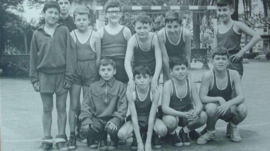 Fernando, segundo por la derecha de pie, con el equipo de baloncesto del Iberia en los jardines de Méndez Núñez.