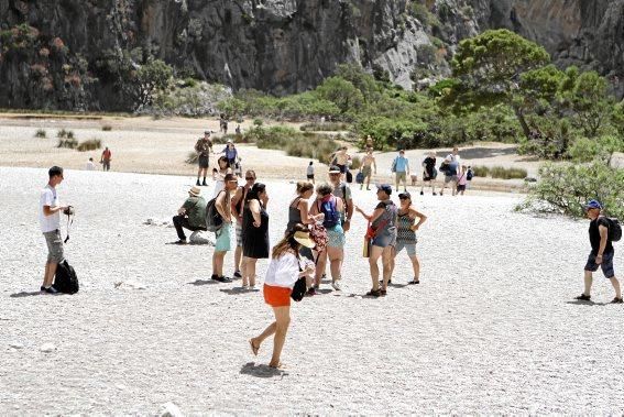 Im Torrent de Pareis, einer der größten Touristenattraktionen der Insel, stapeln sich die Besucher. Seit Wochen schafft keiner den Müll weg, auf der berühmten Serpentinenstraße staut sich der Verkehr, am Ufer haben Taschendiebe leichtes Spiel. Es ist ein Albtraum, sagen die Anwohner.