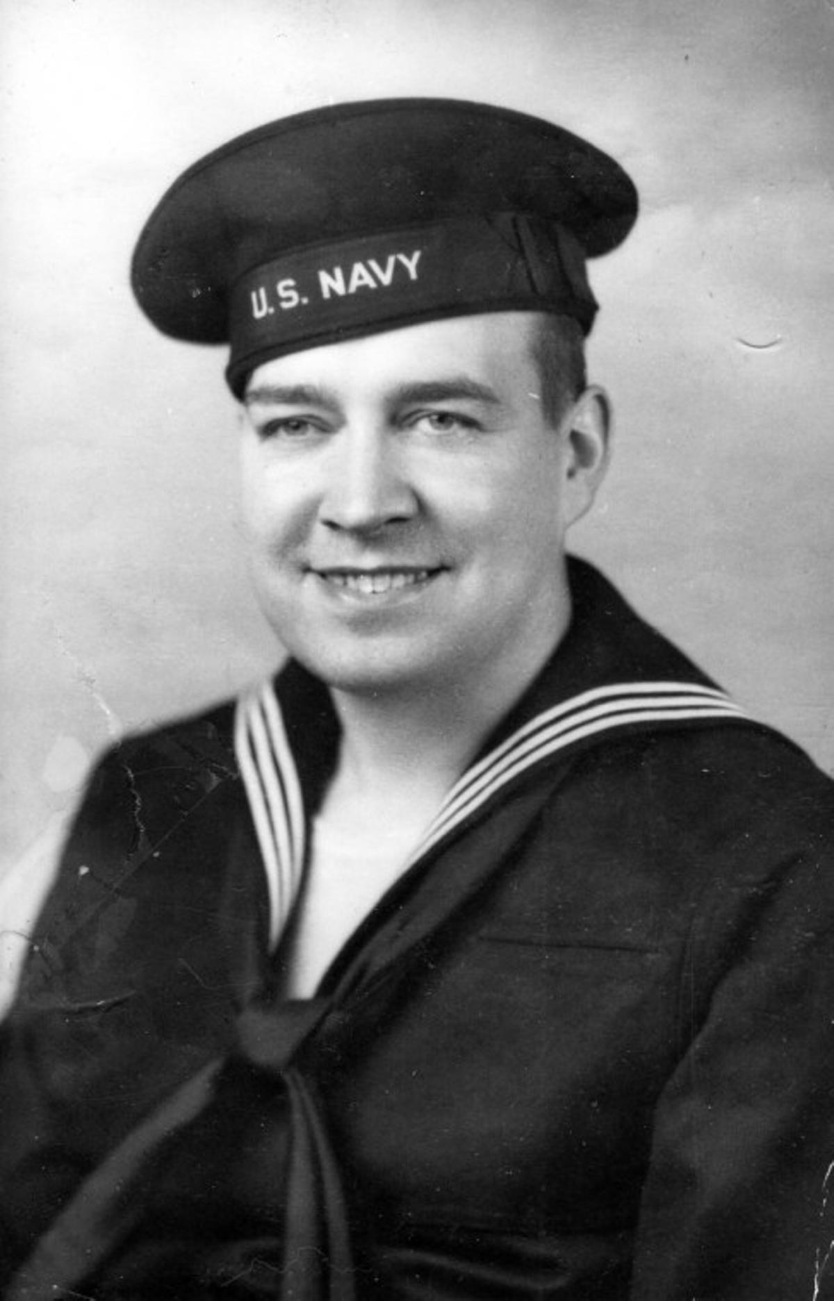 William Patrick Hitler, con el uniforme de la Marina de Estados Unidos.