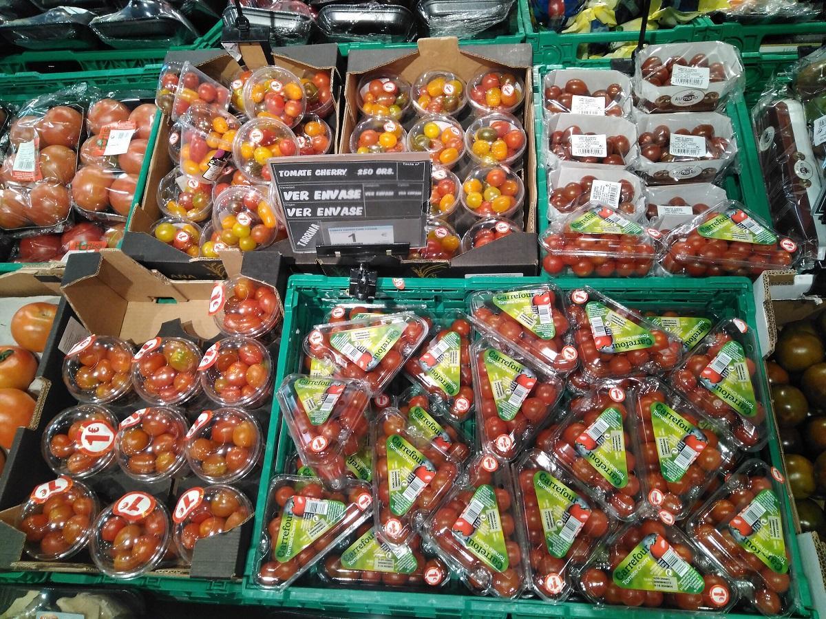 Exceso de envasado en plástico en un supermercado