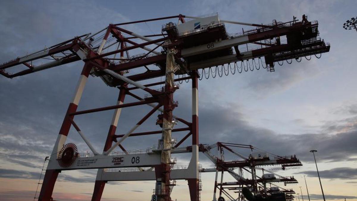 Una grúa en la Terminal Best de Hutchison en el Port de Barcelona