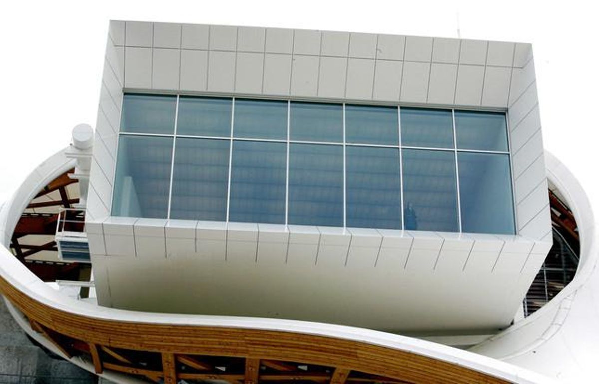 La inauguració del museu a Metz suposa la primera descentralització d’una gran institució cultural del país, que ha obert les seves portes al públic amb una exposició dedicada a obres mestres. Com la vista d’aquesta finestra que projecta el visitant cap a l’exterior, el Pompidou cultural projecta la seva visió més enllà de la capital francesa.