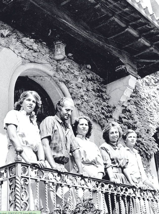 La Familia Real en el balcón del Palacio en 1984.