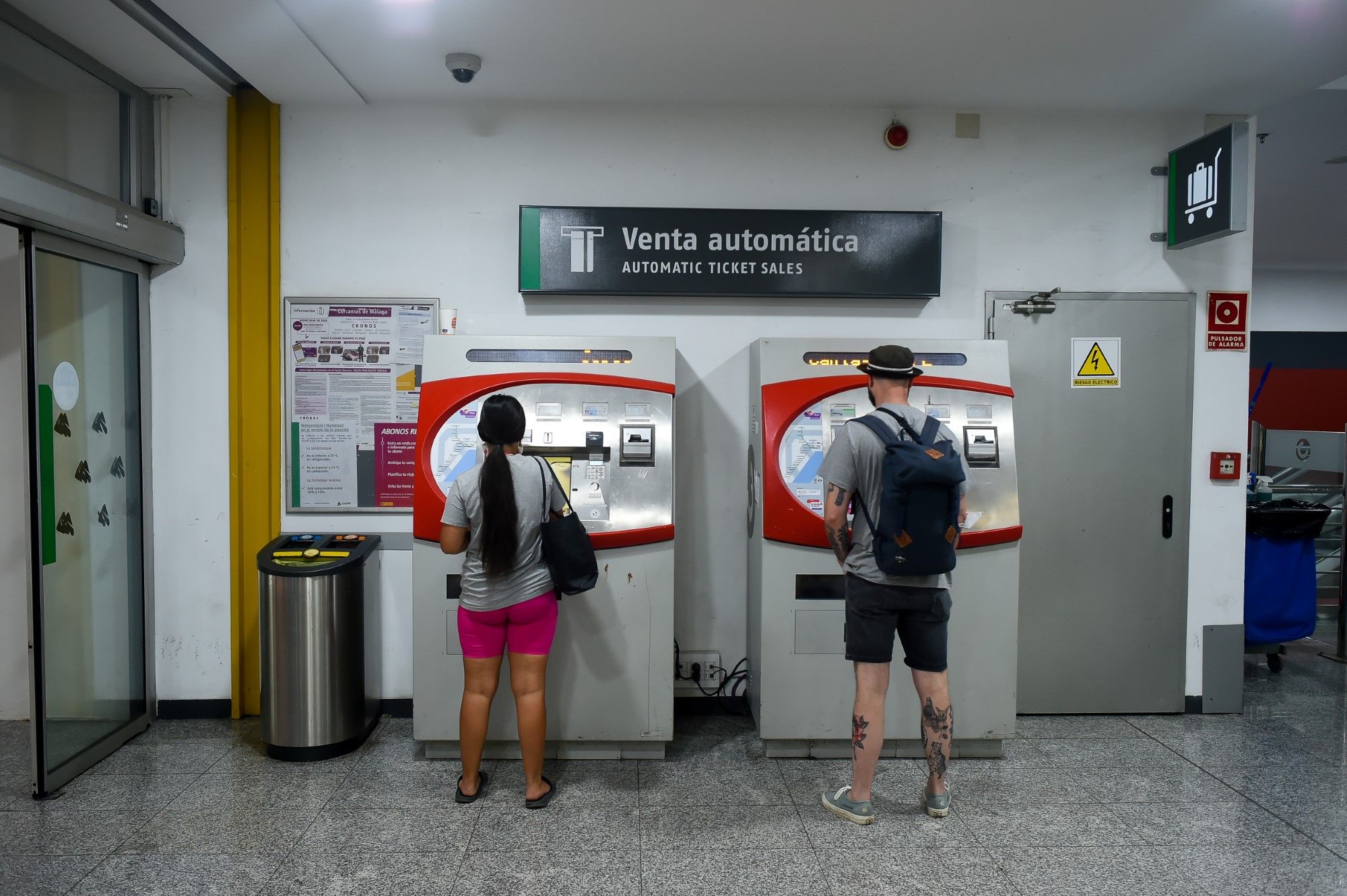 Ya se pueden adquirir los nuevos abonos gratuitos del Cercanías en la estación María Zambrano