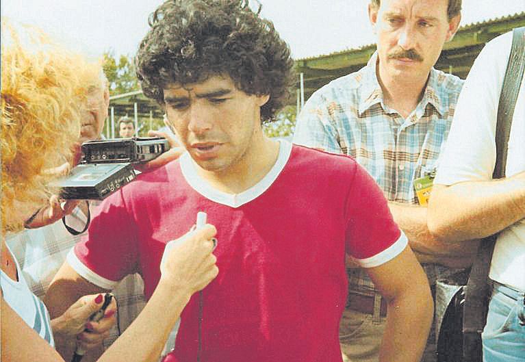 Maradona atendiendo a la prensa en La Vila.