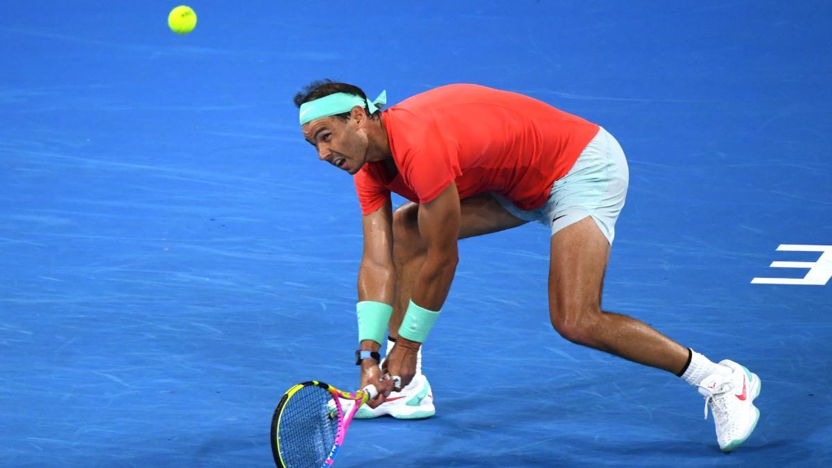 Rafael Nadal, disputando un punto contra Jordan Thompson en Brisbane