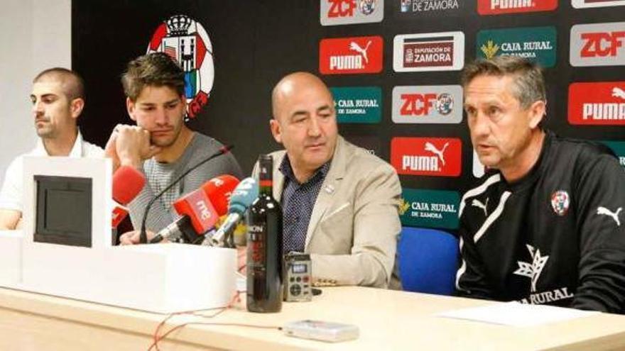 El presidente del Zamora, Segismundo Ferrero, junto al entrenador y los capitanes del equipo.