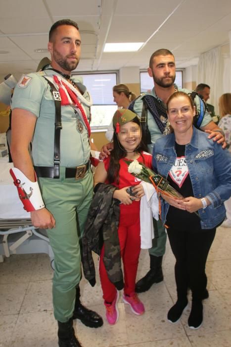 Visita de la Legión a los niños ingresados en el Hospital Materno.