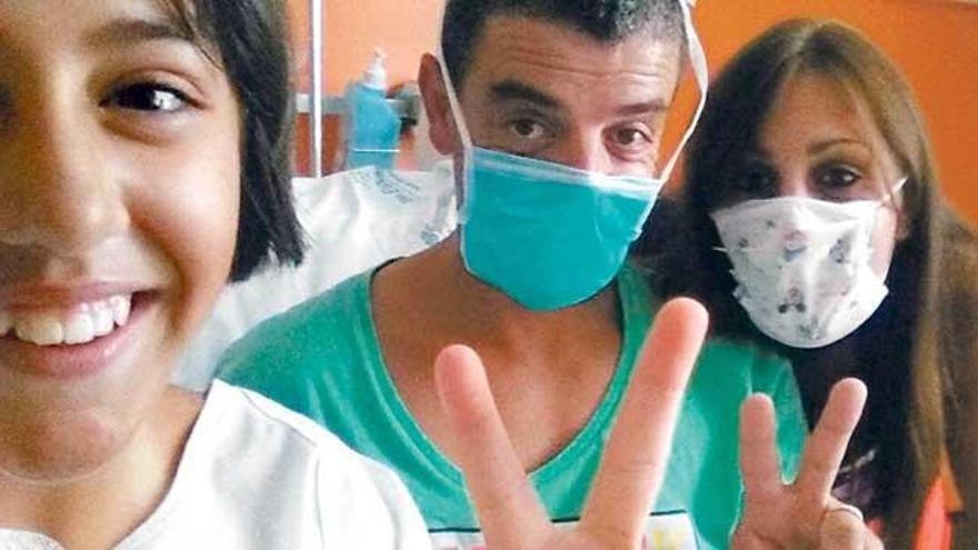 Vanesa, junto a sus padres Lourdes y Francisco, en el hospital de Son Espases de Palma.