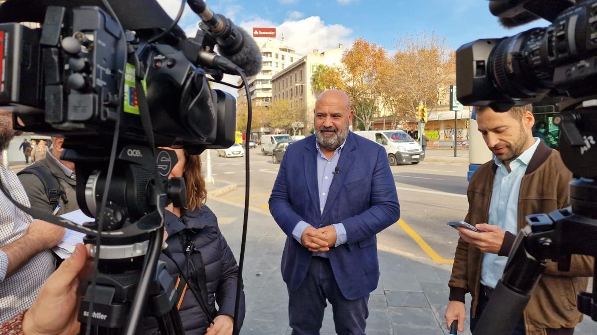 Jaime Martínez (PP) erklärt auf der Plaça d'Espanya seine Bedenken hinsichtlich der geplanten Straßenbahn.