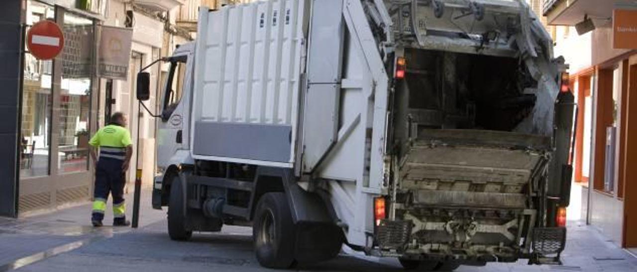 Un camión de la recogida de la basura de la Vall d&#039;Albaida, en Ontinyent.