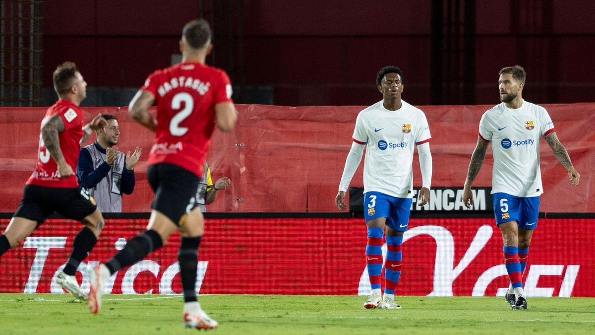 Los jugadores del Barça se lamentan tras uno de los goles del Mallorca Los jugadores del Barça se lamentan tras uno de los goles del Mallorca