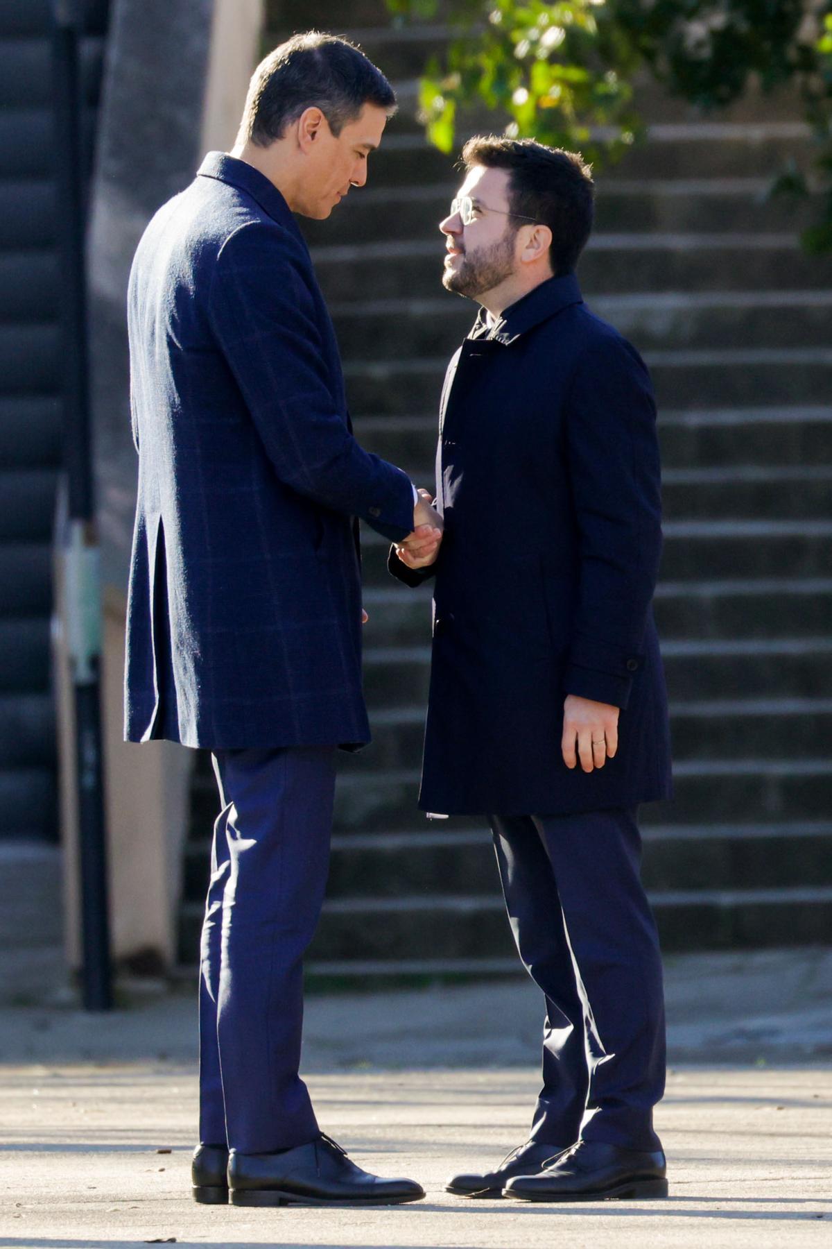 BARCELONA, 19/01/2023.- El presidente de la Generalitat, Pere Aragonés (d), recibe al presidente del Gobierno, Pedro Sánchez, al comienzo de la Cumbre Hispanofrancesa que se celebra, este jueves, en Barcelona. EFE/ Quique García