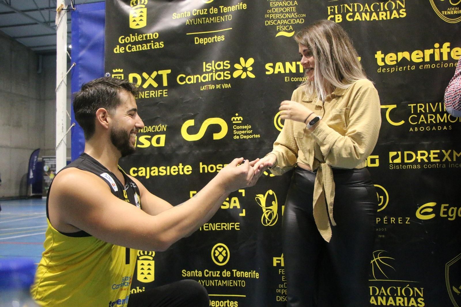 Propuesta de matrimonio sorpresa en el baloncesto de Tenerife