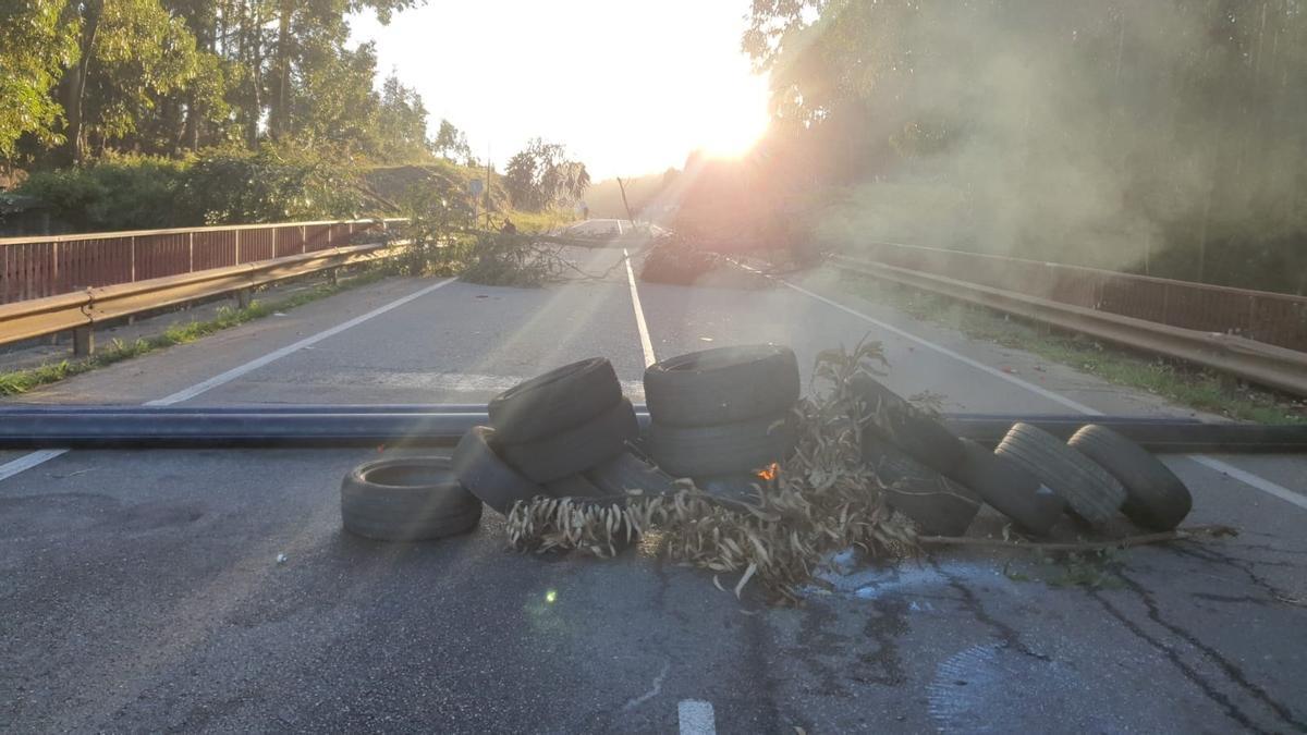 Barricada con la que los trabajadores de Alcoa han cortado el acceso a la fábrica.