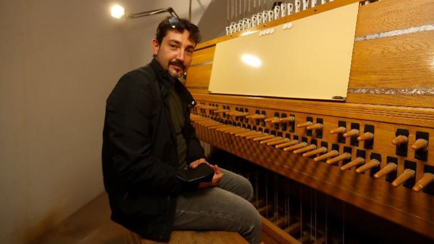 Augusto Belau es quien interpreta las melodías del carillón de la basílica de Sant Pasqual, en Vila-real.