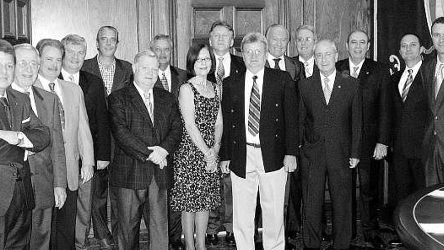 Empresarios asturianos de Puerto Rico, con García Vigón, presidente de FADE (sexto por la izquierda), y Alberto González, secretario general (primero por la derecha), en una reunión preparatoria celebrada en el país hispanoamericano.