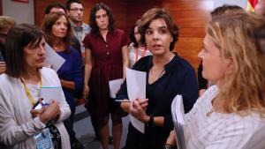 Sáenz de Santamaría interpel·lada pels periodistes després de la seva roda de premsa.