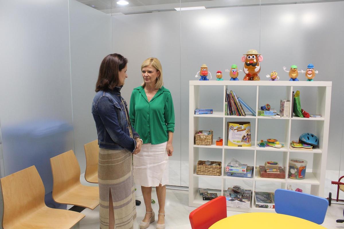 La consellera de Justicia visita las dependencias de la oficina de viogén de Castelló, con áreas para los niños.