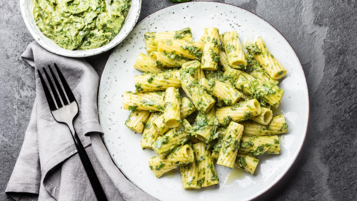 Pasta con pesto de aguacate.