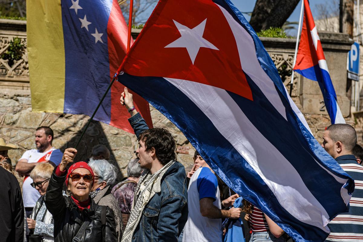 Manifestantes durante una concentración en apoyo de Cuba, ante el Consulado de EE.UU., a 21 de marzo de 2026, en Barcelona, Catalunya (España). La protesta está convocada por Defensem Cuba y 100 anys amb Fidel con el lema de 'Paremos la agresión en Cuba. El bloqueo mata'. 21 MARZO 2026 MANIFESTACIÓN Alberto Paredes / Europa Press 21/03/2026. Alberto Paredes;