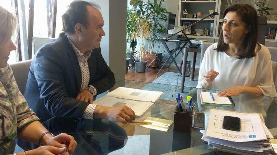 Paz Pérez y José Crespo en su reunión con Ángelez Vázquez.