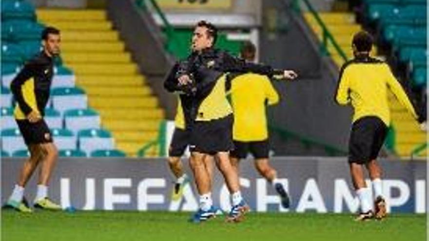 El Barça entrenant-se ahir a Celtic Park, aliè a la moguda als despatxos.