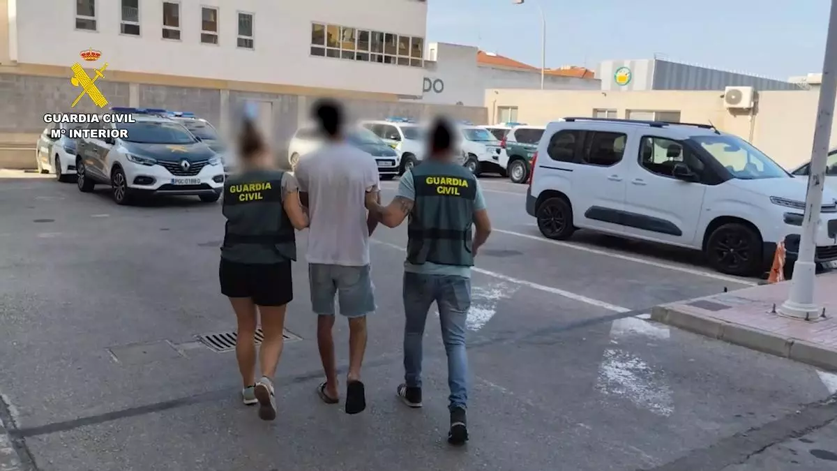 Detenido un joven acusado de apuñalar a una mujer para robarle en su portal en Torrevieja