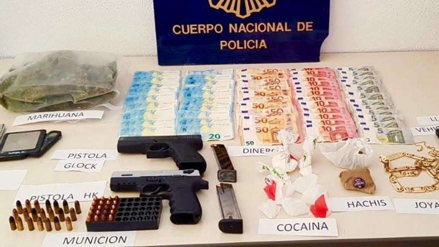 Intervienen once kilos de marihuana y dos pistolas en Alicante