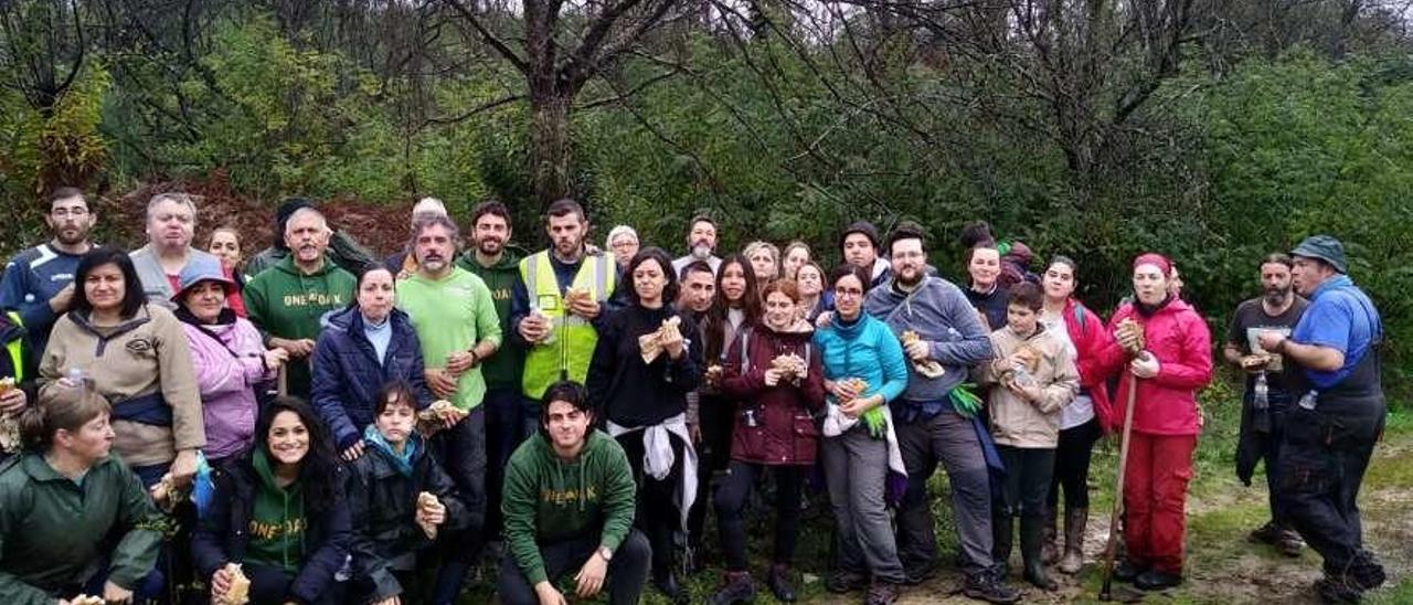 Voluntarios participantes en la última plantación de árboles autóctonos en As Neves. // D.P.