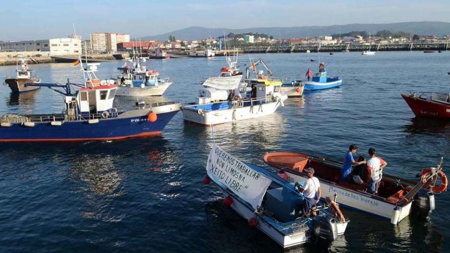 Protesta de la flota de &#039;xeito&#039; en un puerto gallego.