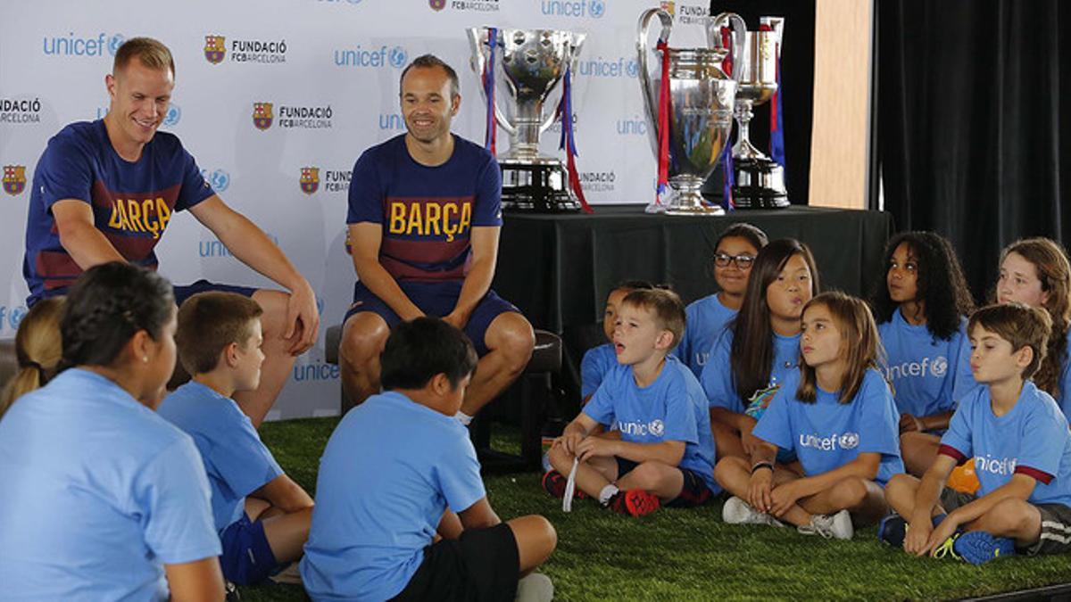 Iniesta y Ter Stegen, rodeados de niños, durante el encuentro organizado por la Fundación del Barça y el Unicef en Los Ángeles